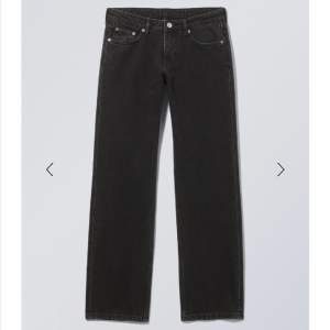 Helt nya Weekday jeans i modellen arrow low straight🤍Säljer pga dom är för stora till mig. Storlek 27/32