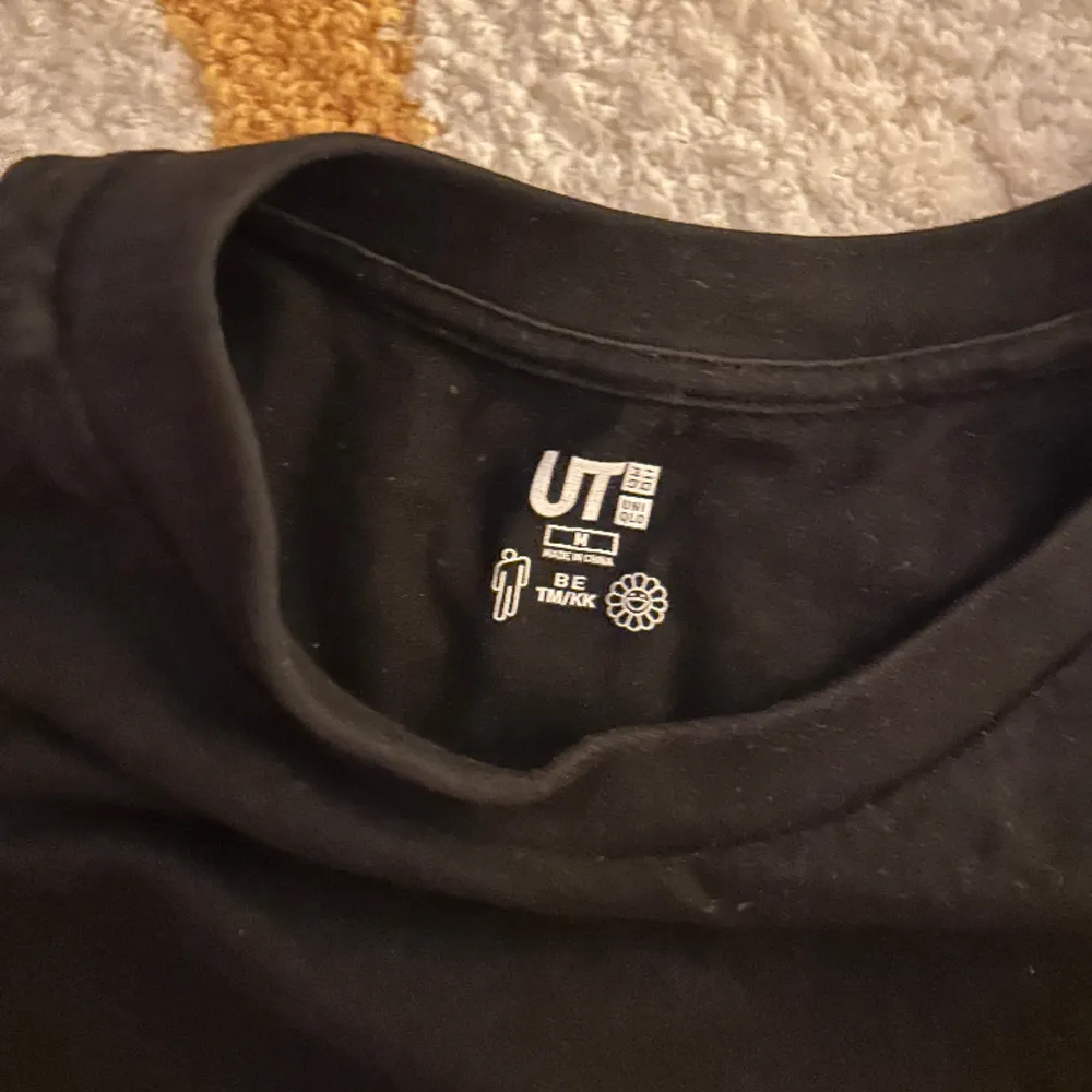 Supersnygg oversized tröja som inte kommer till användning. I storlek M. Från Billie X Uniqlo collab. T-shirts.