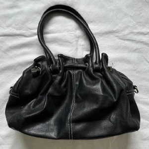 Svart medelstor väska  - Svart medelstor väska med många fack ❤️vid fler frågor skriv! Köp helst på köp nu❤️