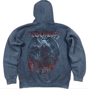 Powerwolf Hoodie - Grå Powerwolf hoodie i storlek M, ställ gärna frågor!😊