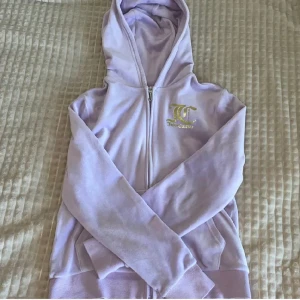 Juicy contoure tröja  - Säljer denna äkta juicy tröjan från barnavdelningen, pris 220 kr , storlek 10- 11 ( 146-158) sparsamt använd inga defekter ser ny ut ❤️Nypris runt 800 ❤️