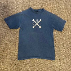 Vintage stussy tee - Vintage stussy t-shirt, använd fåtal gånger av mig. Inga flaws förutom lite cracks på trycket. 