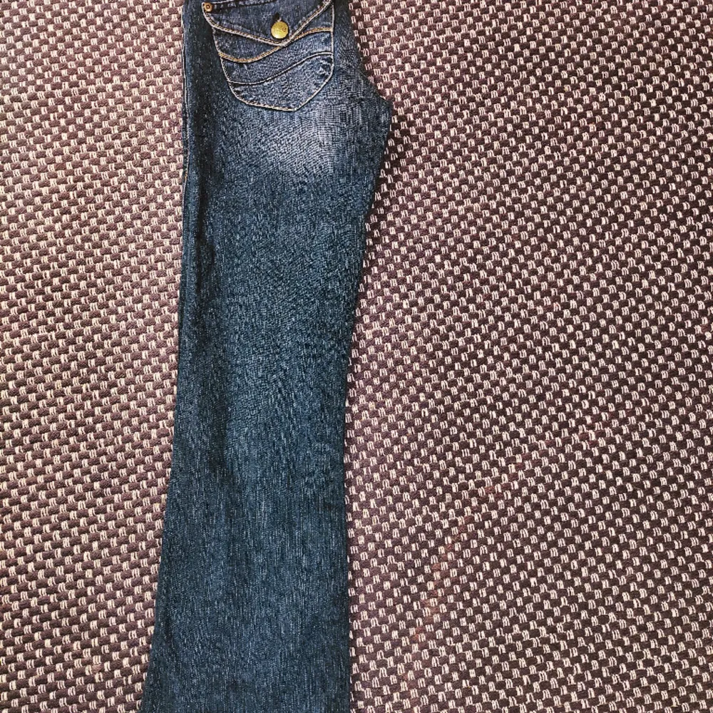 Nya lågmidjade Lee jeans⭐stl W25 L31⭐ tyvärr för små för mig. Sista bilden är lånad och i en annan färg, men visar hur dom ser ut på💕. Jeans & Byxor.