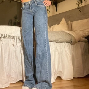 Low waist wide jeans från Mango - Storlek 32  (❗️STORA I STORLEKEN❗️), när jag mäter är de 38cm rakt över midjan, innerbenslängd: ca 89/90cm!!! Väldigt långa på mig som är 177cm💞 ❗️Slitna längst ner då jeansen är så långa❗️Går att klippa bort/sy upp💞