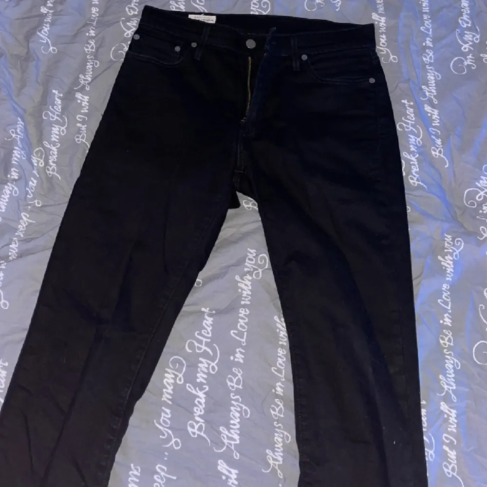 Ett par helt nya svarta Levis 511 i storlek W30 L32. Fick jeansen i julklapp och tyckte dem var lite för tighta i min smak, snygga och stilrena jeans. Pm för frågor eller fler bilder. Jeans & Byxor.