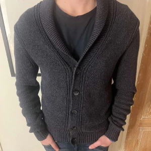 Massimo dutti cardigan - Väldig snygg Massimo dutti cardigan i storlek M. Modellen är 172 och den är lite för lång i ärmarna. Cond ligger på 9/10 inga som helst fel. Hör av dig vid mista funderingar😀
