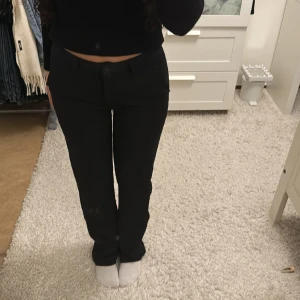 Lågmidjade kostymbyxor  - Populära slutsålda helt oanvända svarta lågmidjade kostymbyxor från Lager157! Kommer ej till användning! 