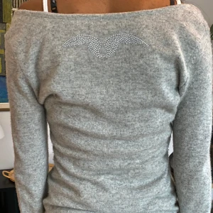 Karsmir topp - Jätte mysig Karsmir offshoulder topp med coolt tryck där bak. Ser lite konstig ut på kamran. I bra skick😊