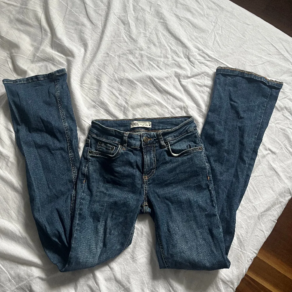 Ett par jättefina bootcut jeans från zara! Jeansen är lågmidjade och i nyskick!🥰 . Jeans & Byxor.