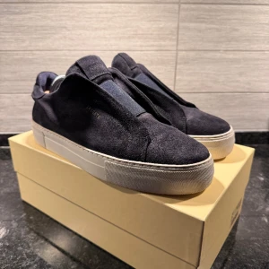 Axel Arigato Clean 360 Laceless Navy Stl 43 - Säljer mina gamla Arigatos då dem bara står och samlar damm. Skorna är använda så slitage förkommer och mockan är inte i toppskick. Skick 6,5/10