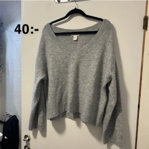 Stickad tröja - V-ringad stickad tröja från H&M