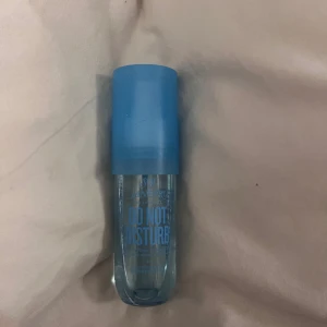 Sol de janerio  - Detta är en limited edition mist som såldes i sommras. Noter till body misten är;  toppnoter: linne, mimosa Middlenote: sand, violet Basnoter: musk, vanilj Den är använd men finns fortfarande mycket kvar❤️ 