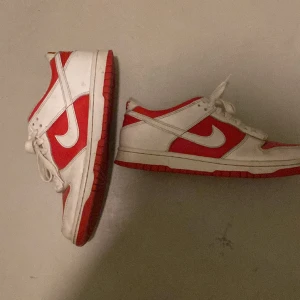 Nike dunk low white university red - Nypris 2200 Jag har köpt här på plick och sen inte använt de pågrund av att de var för små, de är äkta men har tyvärr inte box. Skick 7/10. Priset går att diskutera vid snabb affär
