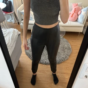 Skinnbyxor  - Skinnbyxor (ej äkta läder) i mycket fint skick. Dragkedja vid höften.