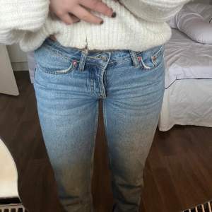 Blåa Jeans från Lager 157 i modellen ”Icon”. Knappt använda då de är lite för långa för mig tyvärr.