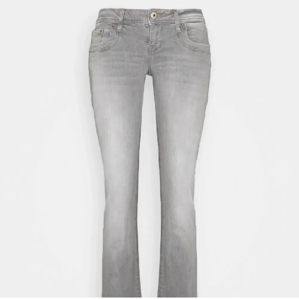 Säljer dessa ltb Low waist jeansen i storlek 27/32. Säljer ändast för bra pris, vill ha minst 900 för dem då det är lapp kvar och aldrig använda💓hör av er för frågor och funderingar. Jeans & Byxor.
