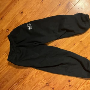 Nike x Stussy sweatpants - Säljer äkta Nike x stussy mjukis byxor. Oanvända och äkta. Nypris :3200 Mitt pris: 999