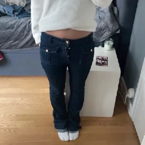 La semaine Paris jeans - (Första bilden är lånad) men säljer mina super fina jeans❤️säljer för att de är lite små❤️ jeansen är lite slitna där back men annars i väldigt bra skick❤️ny pris är ca 2500❤️❤️