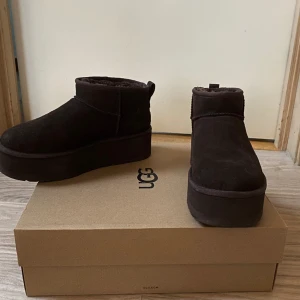 UGG mini platform storlek 40  - UGGs mini platform i st 40, chokladbruna. Endast använda ute två gånger i 10 min, som nya men behöver bara borstas av lite med en mockaborste. Så snygga och sköna, säljer då de ej kmr till användning. :) Slutsålda nästan överallt. Nypris 2199 kr!:):)