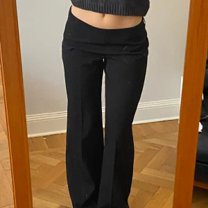 Lågmidjade kostymbyxor - Köpa second hand, bra skick! Midjemått 72cm innerbenslängd 80cm, skriv för frågor eller fler bilder!