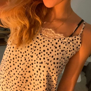 Svartvit topp - Söt prickig topp från only som tyvärr är lite för liten för mig🤍 annars i superfint skick sparsamt använd