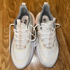 Addidas - Nya addidas skor, 38 i storlek känns som 38,5