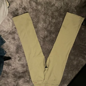 Chinos beiga - Bra skick, sitter bra. Mycket bekvämma. Knappast använda.