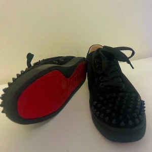 Christian Louboutin skor - Säljer mina Louboutins i använt men väldigt bra skick. Köpta på Vestiaire för ett år sen och har tröttnat lite. Har dustbags men inte box. Inga större defekter, pris är diskuterbart.💕💕Skriv för fler bilder eller frågor☺️