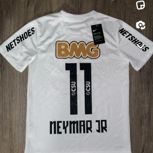 Santos T shirt Neymar Jr - Storlek S/M Helt ny och inte använd. Neymar Santos FC 2012 Hör av er om ni undrar något! 