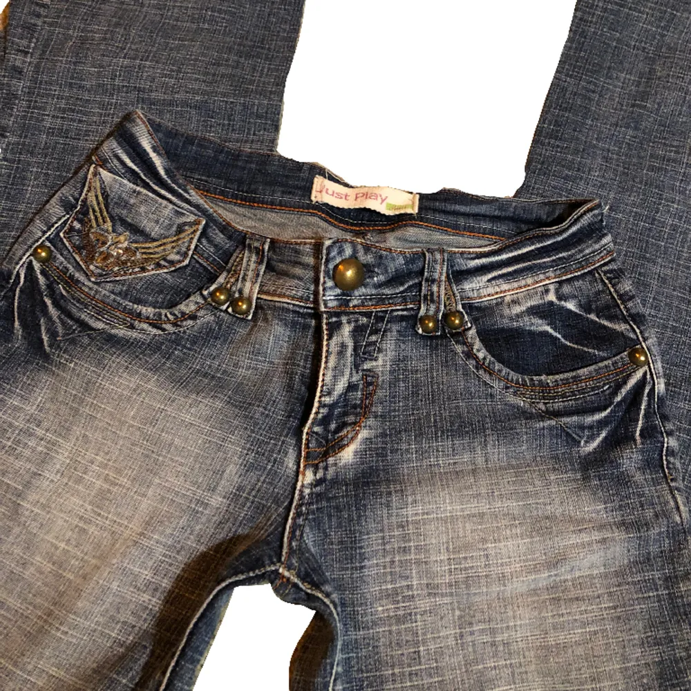 Fina jeans med unika detaljer 🫶🏻 Storlek 27, true 2 size, midjemåttet är 34, med mycket stretch, de passar mig som har midjemått 40 i vanliga fall väldigt bra! 🔥innerbenslängd 71 cm ❤️ skriv om du har några funderingar 🤩. Jeans & Byxor.