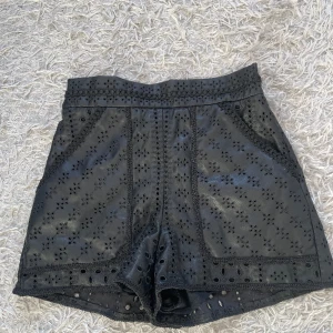 Zara skinnshorts  - Superfina populära skinnshorts som inte säljs på zara längre. Det är väldigt svåra att få tag på och säljer då det inte används tyvärr🌸🌷