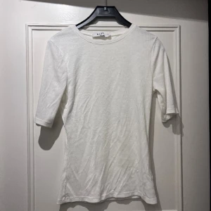 Topp från nakd - vit topp från nakd strl M