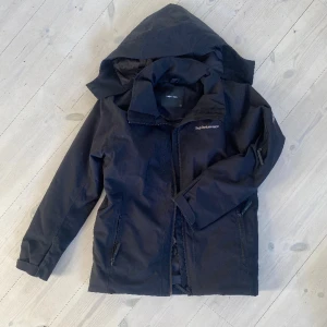 Peak performance jacka - Nästan helt ny peak performance skidjacka. Passar någon som har xs-s. Sjukt snygg skidjacka (tänk i valdi!) 💕, säljer då jag köpt nytt ställ i julas. 2000kr i nypris