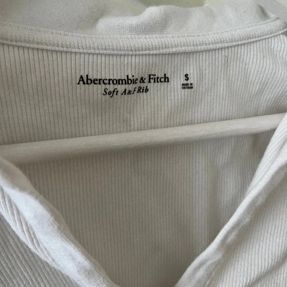 Fin tröja från Abercrombie & Fitch. Använd ett fåtal gånger. Passar bra till lowwaisted jeans!!. Tröjor & Koftor.