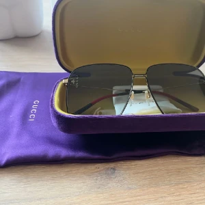 Gucci solglasögon (Dam) - Nyskick! - Hej,  Säljer ett par gucci solglasögon, perfekt nu till våren och sommaren.  De är knappt använda, medföljer gör låda, dustbag och kvittens.   Det är för dam, originala vilket lätt märks så fort man tar dom på sig, riktigt kvalité.  Rimligt pris 
