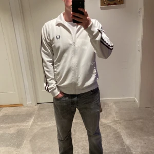 Fred Perry zip - Säljer pga att den är för stor för mig  Skick 9/10 