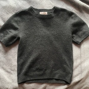 Stickad tshirt - (Bild 2 är lånad) Säljer min stickade tshirt från HM så jag inte tycker jag passar i den!