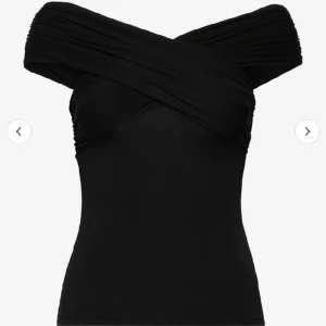 Linne/topp - Svart gammal gina model , korsat linne använd 1 gång .  Sitter bra i storleken bra material