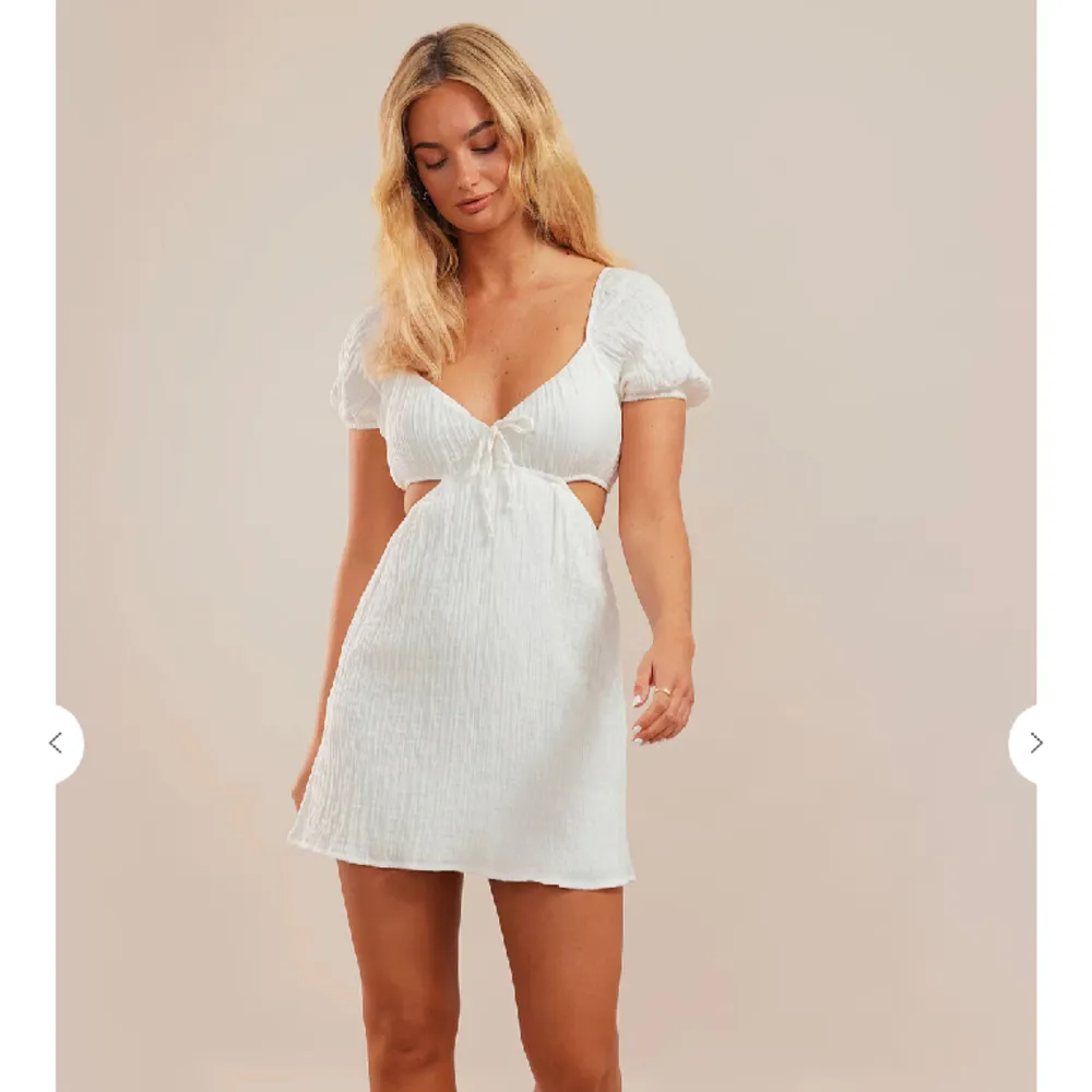 Säljer denna superfina vita klänningen  ifrån chiquelle!! Storlek M men den sitter som en S. Nypris var 499kr, men säljer för 100kr eller bud🥰 Aldrig använd så i nyskick, skriv för egna bilder<3 Säljer även samma klänning i ljusblå färg!. Klänningar.
