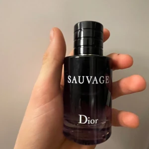 Parfym Dior sauvage - Dior sauvage 30/60 ml kvar. Säljer för jag har skaffat en ny. Boxen finns inte kvar. Pris kan diskuteras!! Tar såklart byten, hör av er!