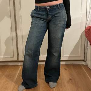 Lowwaist raka/wide jeans från miss sixty i storlek 27. Style stancy
