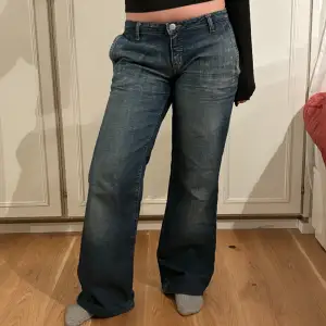 Lowwaist raka/wide jeans från miss sixty i storlek 27. Style stancy