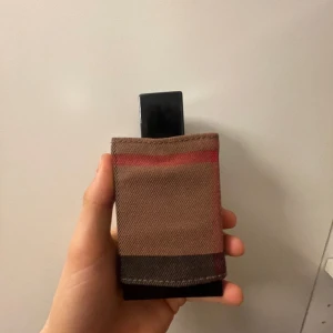 Burberry parfym - Burberry london for men 100ml som bara är testsprutad men annars helt full. Säljer för jag inte använder den. Obs boxen finns inte kvar. Priset kan såklart diskuteras!! Tar gärna byten!!