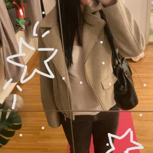 Beige vår/höst kappa  - Säljer nu denna beiga vår/höst jacka då den inte kommer till användning. Har använt få tal gånger nästan som ny. Nypris: 559kr mitt pris : 199kr