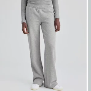 Bikbok mjukisbyxor - Lowrise bikbok mjukisbyxor som jag sytt upp men som nu blivit lite för korta på mig som är 160. Bra skick! Har även ett par svarta lowrise mjukis från h&m!! Bara att skriva vid frågor eller funderingar 💕