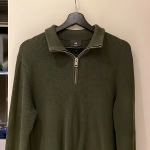 Stickade halfzip  - Hej  Säljer min stickade halfzip (slimfit)som inte längre passar mig, ordinarie pris 349kr