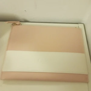 Chloé Kuvertväska  - Liten väska/ clutch  Sminkväska, necessär  Syntetisk material / vegan leather Chloé Parfume 