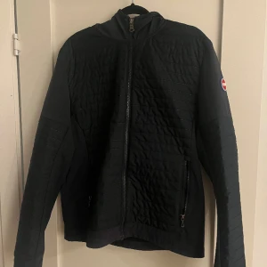 Colmar jacka - Säljer min colmar hybrid jacka pga att den är förliten. Köpt för 3500kr  Strlk: 50, S/M Pris kan diskuteras