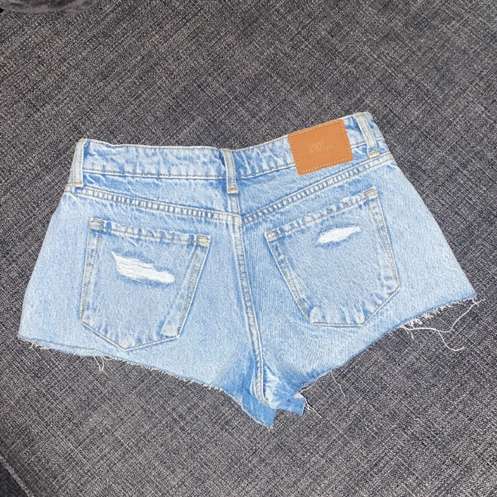 Väldigt snygga ljusblåa lågmidjade jeansshorts helt nya🩵sitter väldigt bra. Köpare står för frakt! Pris kan diskuteras . Shorts.