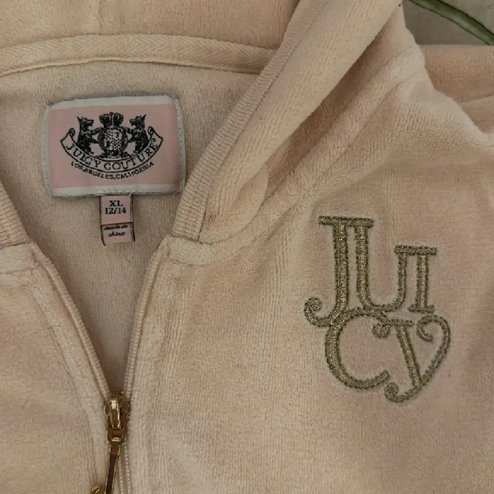 Ljusrosa Juicy Couture kofta i barnstolen XL 12/14 - passar XS. I jättefint skick!. Tröjor & Koftor.